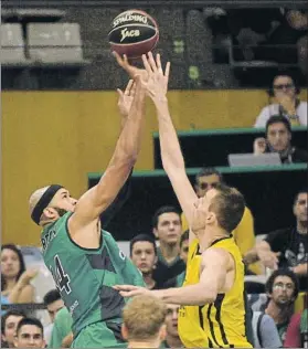  ?? FOTO: MONTILLA ?? Jerome Jordan, pívot del Divina Joventut, lanza ante Fran Vázquez, del Iberostar