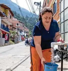  ?? FOTO JULIO CÉSAR HERRERA ?? El racionamie­nto del agua es habitual en la época seca del año en el barrio Ocho de Marzo (imagen).