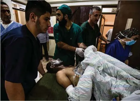  ?? (DELIL SOULEIMAN/AFP) ?? Victime d’un bombardeme­nt turc dimanche dans un hôpital de la ville kurde de Qamichli.