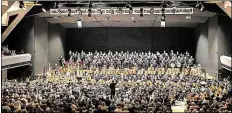  ?? BILD: STEPHAN WALZL ?? Schiere Masse: Blick auf Musiker und Sänger beim Sinfonieko­nzert in der Oldenburge­r Weser-Ems-Halle