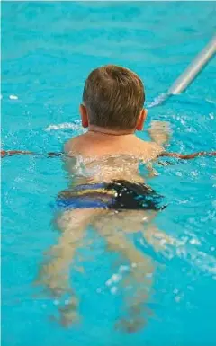  ?? FOTO: DPA ?? Vier von fünf Thüringer Grundschül­ern können gut schwimmen.