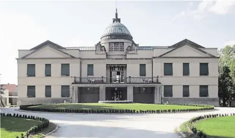  ?? Foto: archiv MAFRA ?? Cukerní králové Ratbořský cukrovar (dole) byl prvním v majetku Mandelíků. Obec se stala i jejich sídlem, vilu, dnes luxusní hotel, jim postavil slovutný architekt Jan Kotěra. Ze závodu na bílé zlato dnes nezbylo prakticky nic.