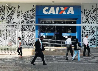  ?? PILAR OLIVARES/REUTERS-20/8/2014 ?? Suspensão. Ativa no segmento, Caixa está impedida pelo TCU de vender créditos podres