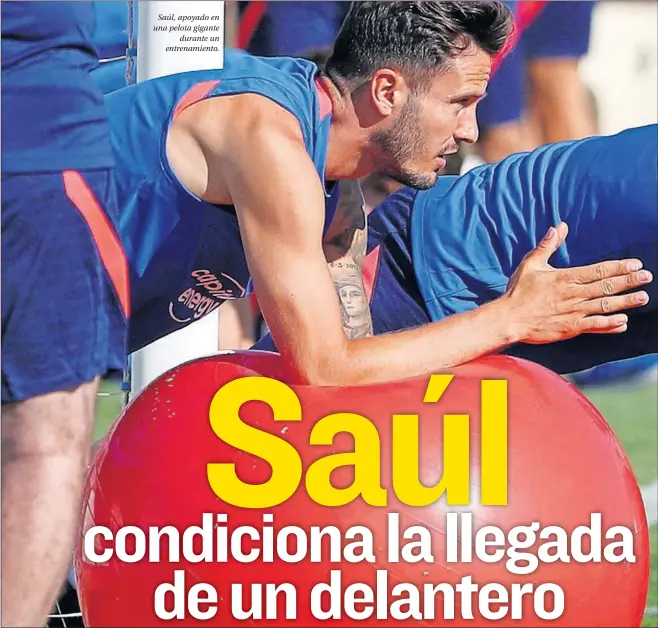  ?? JAVIER GANDUL / DIARIO AS ?? Saúl, apoyado en una pelota gigante durante un entrenamie­nto.