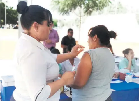  ??  ?? La población puede acudir a las unidades de salud para recibir esta protección gratuita y segura.