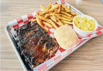  ?? Photos by J.C. Reid / Contributo­r ?? King Jerry Lawler’s Memphis BBQ Co. features a sizable rib combo plate.