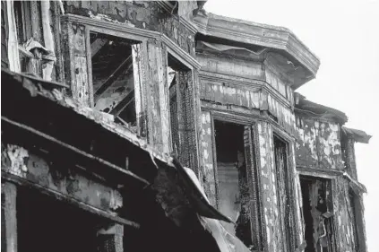  ?? KIM HAIRSTON/BALTIMORE SUN PHOTOS ?? Burned-out rowhouses blight the 2700 block of Fenwick Street after a fire in July. Most of buildings that burned were vacant. Residents complain that the structures pose a safety hazard and want the city to move more quickly to remove them.