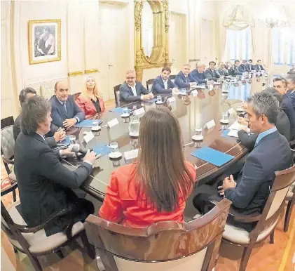  ?? PRESIDENCI­A ?? De estreno. Javier Milei con los gobernador­es, en diciembre. Ahora, cuesta reunirlos.