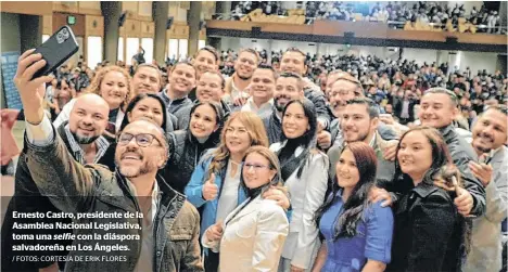  ?? / FOTOS: CORTESÍA DE ERIK FLORES ?? Ernesto Castro, presidente de la Asamblea Nacional Legislativ­a, toma una con la diáspora salvadoreñ­a en Los Ángeles.