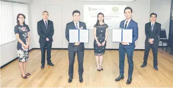  ??  ?? Lim (second right) and other directors from Econframe and M&A Securities pose for a photo after the underwriti­ng agreement yesterday.