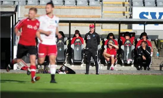  ?? Bild: Roger Larsson ?? Halmia tappade sin 2-1-ledning borta mot Onsala och förlorde med 4-2 efter ett rött kort på Simon Andersson redan innan paus.