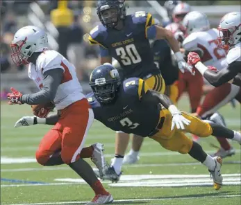  ?? Pam Panchak/Post-Gazette ?? Central Catholic's J.J. Younger stretches out in an attempt to tackle St. John Prep's Ed Lee in a season opener Saturday at North Allegheny High School.