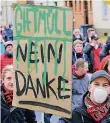  ??  ?? Und manch einer lief mit Mundschutz beim Protestmar­sch gegen die Öffnung der Deponie mit.