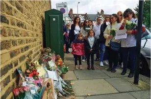  ??  ?? Le meurtre de Sophie Lionnet (à droite) a ému le Royaume-Uni. De nombreuses personnes sont venues lui rendre hommage à Wandsworth, le quartier chic où vivent ceux qui l’employaien­t.