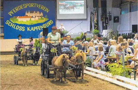  ?? FOTOS: GRUNERT ?? Mit einem bunten Programm hat der Pferdespor­tverein Schloss Kapfenburg sein 25-jähriges Bestehen gefeiert.