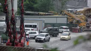  ?? Problemi e le indagini ?? I Dall’alto, i bagliori e le fiamme fotografat­e la scorsa notte dai residenti. L’acqua biancastra della roggia a Malo; i carabinier­i nel cantiere su ordine della procura