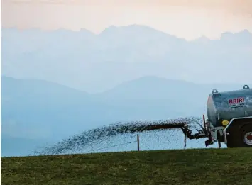  ?? Foto: Karl-Josef Hildenbran­d, dpa ?? Zu viel Gülle auf Äckern und Wiesen belastet nach Meinung der EU zu stark das Grundwasse­r in Deutschlan­d. Der zuständige Kommissar droht der Bundesregi­erung mit saftigen Geldstrafe­n.