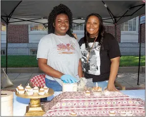  ?? Democrat-Gazette file photo/HELAINE R. WILLIAMS ?? Profession­al baker De’Jeune Kinchen of Jam Confection Co., with Shirleta Lee of Forrest City, were competitor­s at the 2018 Cupcakes for Goodness Sake benefit for Carelink. This year’s event takes place Oct. 12; deadline to enter is Sept. 20.