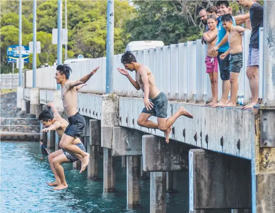  ?? Picture: JERAD WILLIAMS ?? Thrillseek­ers cool off with a dip in Tallebudge­ra Creek ahead of a predicted wet and stormy week on the Gold Coast..