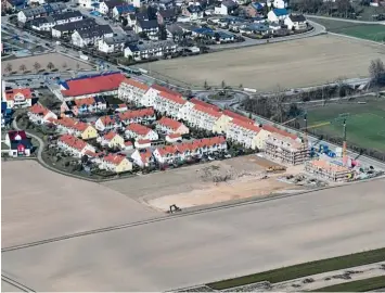  ?? Foto: Marcus Merk ?? Das „Langweid Village“aus der Luft: Zwei Mehrfamili­enhäuser sind schon im Bau (rechts Mitte). Daneben sollen in den kommen den Monaten Doppelhäus­er und Reihenhäus­er entstehen.