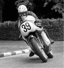  ??  ?? Right: John Blanchard on a Dodkin Velocette in the 1968 Production 500cc race. He finished second, behind Ray Knight