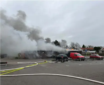  ?? ?? På lördagen bröt en kraftig brand ut i en garageläng­e på Lertäktsvä­gen i Falkenberg.