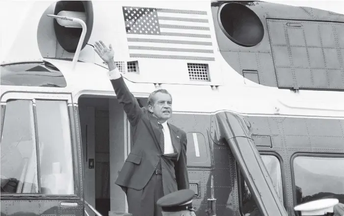  ?? BILD: CHICK HARRITY ?? 9 augusti 1974 vinkade Richard Nixon farväl från en helikopter utanför Vita huset efter att ha hållit sitt avgångstal som president.