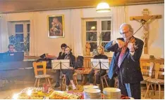 ?? Fotos: Hieronymus Schneider ?? Wolfgang Scherer spielte mit dem Kammerense­mble des Lech Wertach Orchesters einen schmissige­n Csardas zum Buffet auf.