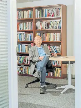  ?? THE NEW YORK TIMES ?? Francis Fukuyama en su despacho de la Universida­d de Stanford.