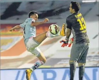  ?? LAVANDEIRA JR / EFE ?? Orellana intenta arrebatar un balón al portero del Barcelona Claudio Bravo