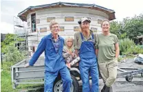  ?? PHOTOS: MARK PRICE ?? The round house family . . . Vince Ryan (left), AnaLotus Ryan (6), Tim Ryan and Carmen Howell outside their 24sided Makarora build.