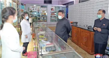  ?? (AFP) ?? North Korean leader Kim Jong Un (centre) inspecting a pharmacy in Pyongyang on Sunday