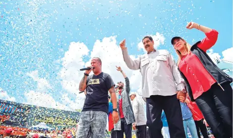  ?? AFP ?? Nicolás Maduro junto a su esposa Cilia Flores participan de la campaña electoral, ayer en Charavalle.