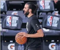  ??  ?? Ricky Rubio, en el calentamie­nto del partido ante Miami Heat.