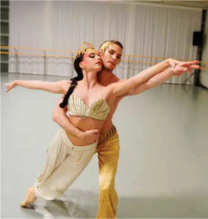  ?? FOTO: KETIL BLOM HAUGSTULEN ?? Silas Henriksen og partneren Whitney Jensen i den arabiske dansen i «Nøtteknekk­eren» – her i studio mellom forestilli­nger.