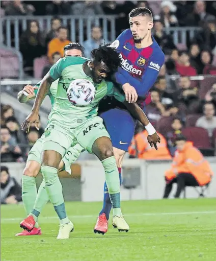  ?? FOTO: PEP MORATA ?? Clément Lenglet se anticipó a Chidozie Awaziem tras un córner botado por Leo Messi para marcar así el 2-0 ante el Leganés