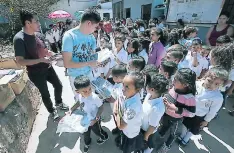  ??  ?? Muy ordenados y atentos, los niños recibieron su kit escolar.