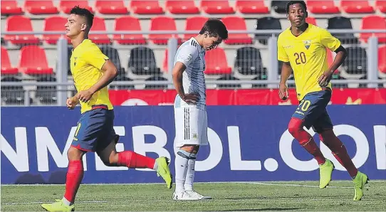  ?? CLAUDIO REYES / AFP ?? Celebració­n. Alexander Alvarado (i), autor del gol de la selección ecuatorian­a sub-20, corre para festejar su tanto frente al combinado argentino, mientras su compatriot­a Gonzalo Plata lo busca para felicitar al ofensivo tricolor.