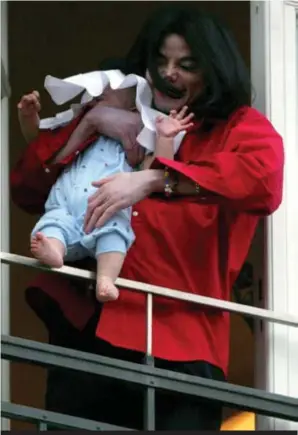  ??  ?? La polémica foto en un hotel de Berlín con su hijo en el balcón.