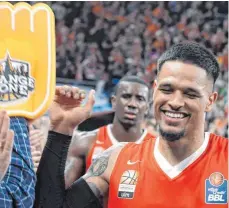  ?? FOTO: DPA ?? FC Who? Chris Babb (re.) und Raymar Morgan haben ein unbefangen­es Verhältnis zur Fußballhis­torie des Basketball-Gegners vom Samstag.