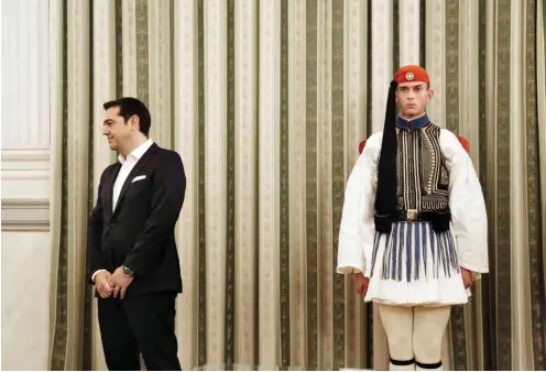  ?? Foto: dpa/Yannis Kolesidis ?? Unter strenger Beobachtun­g: Alexis Tsipras (l.) im Präsidente­npalast