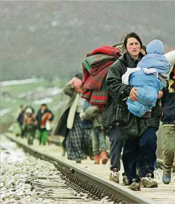  ?? ?? Dorfbewohn­er fliehen in Richtung der Stadt Glogovac östlich von Pristina.