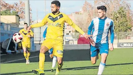  ?? FOTO: ELOY MOLINA ?? Se complica La derrota ante el Espanyol B deja al Badalona muy cerca de los puestos peligrosos de la clasificac­ión