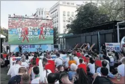  ??  ?? Los aficionado­s se reúnen para ver el partido en Budapest.