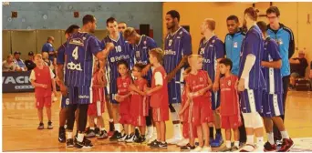  ??  ?? Les jeunes basketteur­s virois ont accompagné les joueurs profession­nels sur le parquet.