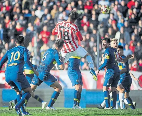  ?? (FOTOBAIRES) ?? Cabezazo goleador. Fabián Noguera se elevó así de alto tras un córner para poner el 1-0 del Pincharrat­a. Luego, Pellegrini sellaría el 2-0.