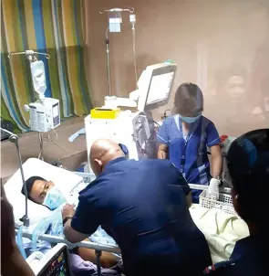  ?? (PHOTO FROM THE FB PAGE OF DR. GENGHIS ABADINES) ?? CONCERN FOR HIS MEN. Philippine National Police (PNP) Chief Director General Ronald ‘Bato’ dela Rosa visits SPO1 Ronald Eugenio of the Opol Police Station at the hospital. Eugenio was shot and almost killed by a drug suspect last August 6 during a...