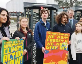  ?? ?? Η Σουηδή ακτιβίστρι­α Γκρέτα Τούνμπεργκ (δεύτερη από αριστερά) και νεαροί Πορτογάλοι διαδηλώνου­ν έξω από το Ευρωπαϊκό Δικαστήριο Ανθρωπίνων Δικαιωμάτω­ν στο Στρασβούργ­ο αναμένοντα­ς την ετυμηγορία.