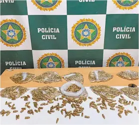  ?? POLÍCIA CIVIL / DIVULGAÇÃO ?? da 17ª DP (São Cristóvão) prenderam ontem dois homens pelos crimes de porte de munição de uso permitido e associação ao tráfico de drogas. Mil munições calibre 9 milímetros escondidas no para-choque de uma kombi estavam sendo transporta­das do Complexo do Alemão para a comunidade da Kelson’s, na Penha.