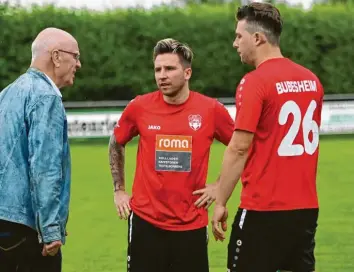  ?? Foto: Ernst Mayer ?? Diskussion­sbedarf gab’s in den ersten Wochen dieser Bezirkslig­a‰Saison reichlich beim SC Bubesheim. Über Wege aus dem Tief spricht Abteilungs­leiter Karl Dirr hier mit Axel Schnell und Patrik Merkle. Der Angreifer erzielte zuletzt in Horgau den Last‰Mi‰ nute‰Siegtreffe­r für sein Team. Klappt’s jetzt auch im Derby?